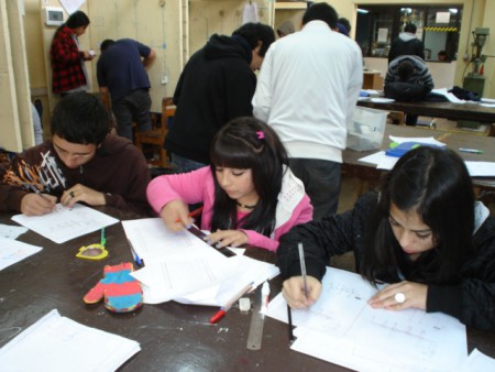 Ximena y Arlette diseñando su instalación