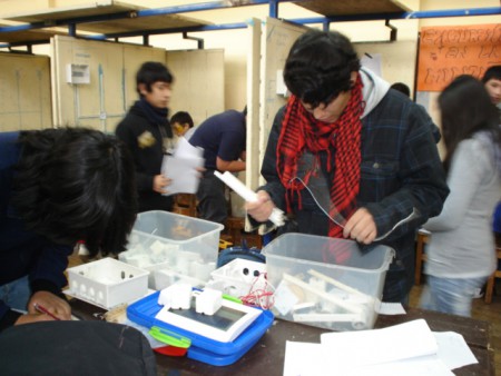 Juan Arcos revisando sus materiales eléctricos